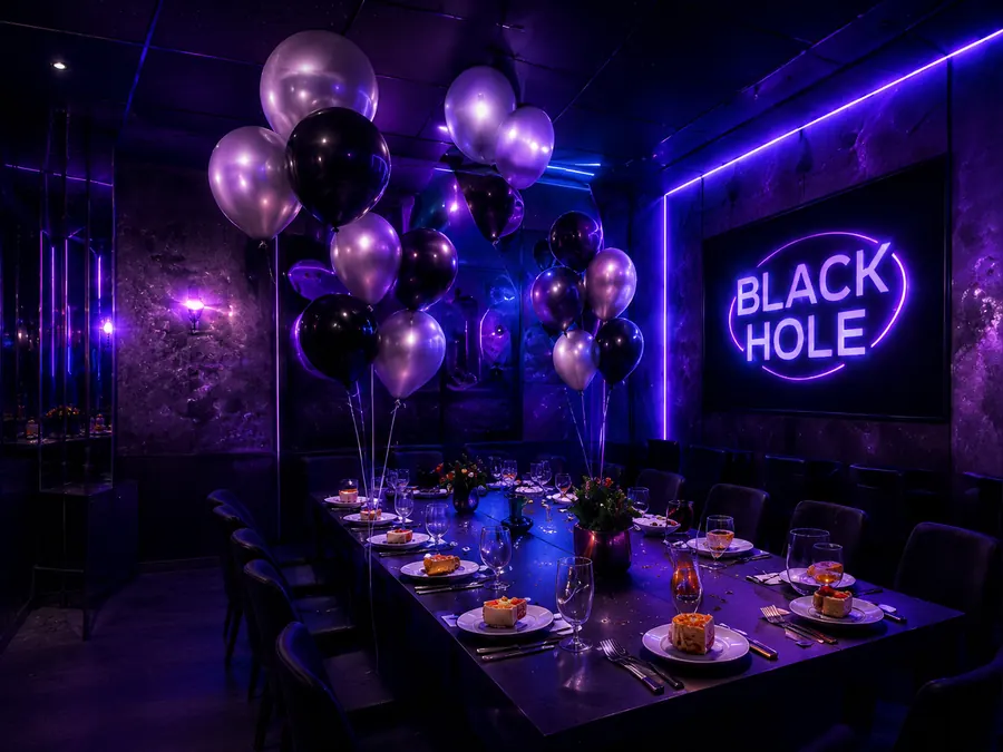 Банкетная зона Black Hole с шарами и сервировкой